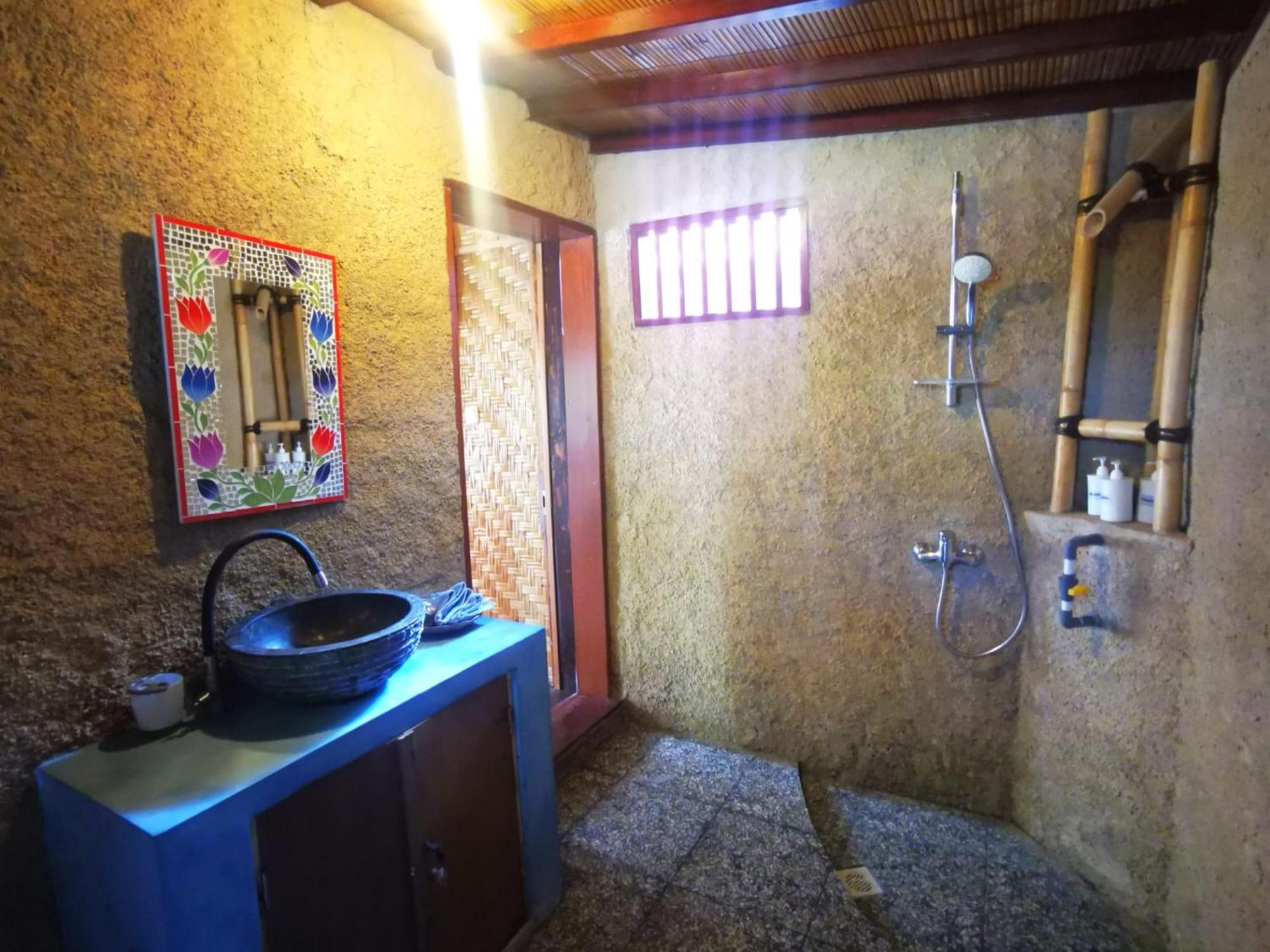 カンポン メノ バンガロー ギリ島 部屋 写真